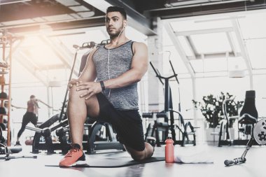 Sakin erkek tutun-fit Studio'da çalışma dışarı