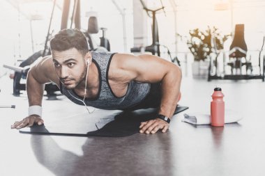 Ciddi tıraşsız atlet alarak egzersiz