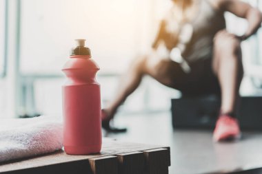 Pembe shaker içinde jimnastik salonu masa bulma