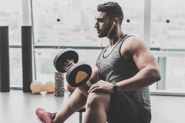 Sakin sakallı erkek kaldırma halter