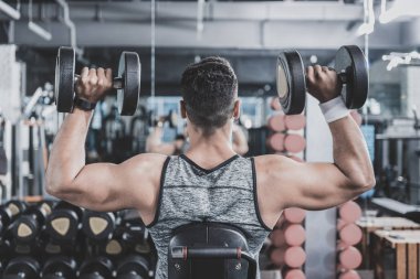 Spor salonunda spor donanımları kullanarak atlet