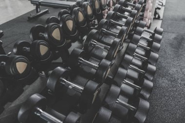 Siyah sert demir dumbbells satırda bulma
