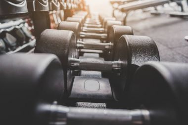 Demir dumbbells satırındaki raflardaki yerini bulma