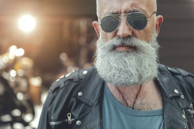 Memnun yaşlı erkek kişi binmek için hazır