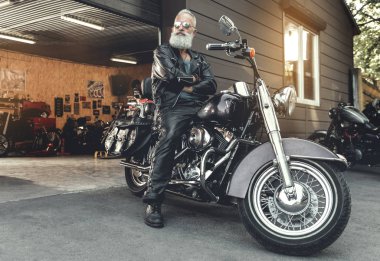 Yaşlı erkek kişi binmek hazır emin olun