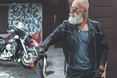 Garaj yakınındaki ciddi eski motorcu