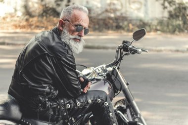 Baktılar ihtiyar motosiklet sürme için hazır