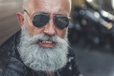 Neşeli güneş gözlüklü yaşlı adam gülümseyen