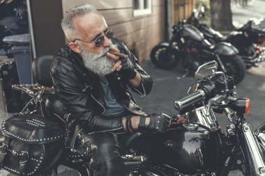 Yaşlı adam duman ile dinlenme