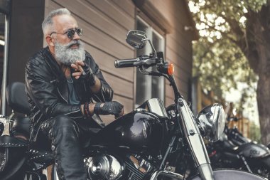 Komik gülümseyen yaşlı adam duman koruma