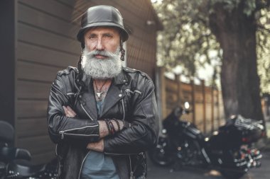 Kask içinde neşeli gülümseyen yaşlı adam