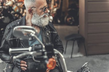 Motosiklet baktılar yaşlı adam