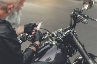 Yaşlı adam keskin bıçak tutarak