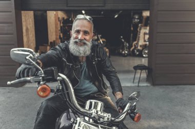 Mutlu gülümseyen yaşlı adam yolculuk için hazır