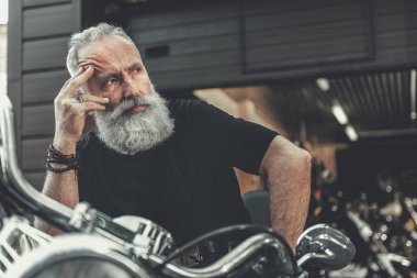 Dikkatli yaşlı adam motosiklet üzerinde bulma