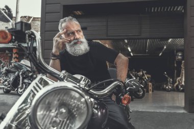 Düşünceli yaşlı adam binmek için hazır