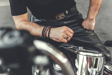 Güçlü adam motosiklet üzerinde bulma