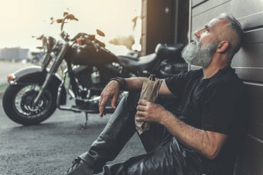 Dinlenme yorgun olgun adam