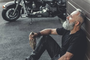 Yaşlı adam içmeye giderken yorgun