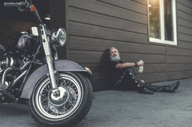 İçki için düşünceli olgun adam