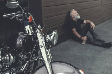 Dinlenme Bisiklet yakınındaki yorgun yaşlı adam