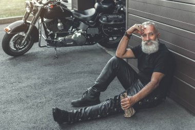 Neşeli gülümseyen yaşlı adam alkol ile rahatlatıcı