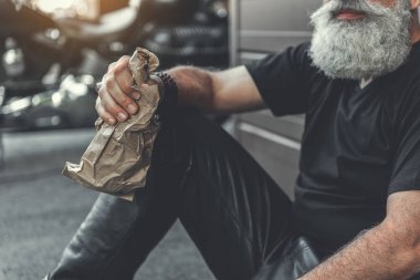 Eski şişe bira tutmak adam sakallı