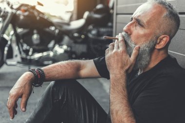 Yorgun olgun sakallı adam Sigara