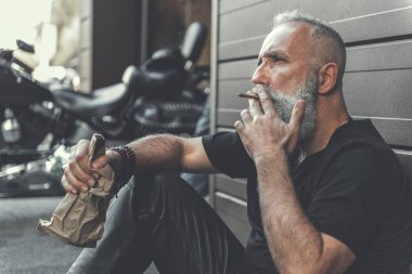 Düşünceli eski erkek kişi kötü alışkanlıkları vardır