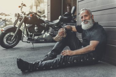 Komik ihtiyar dinlenme gülümseyen