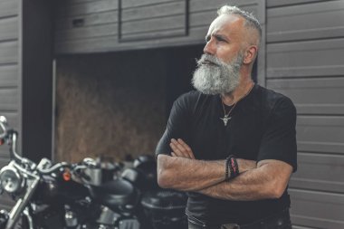 Düşünceli olgun sakallı adam garaj bulma