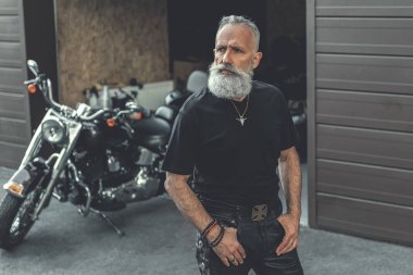 Ciddi yaşlı adam birini bekliyor