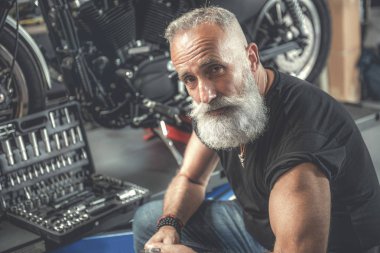 Emin yaşlı adam atölye