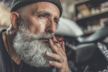 Düşünceli yaşlı adam Bisiklet yakınındaki dinlenme