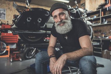 Neşeli yaşlı adam garajında gülümseyen