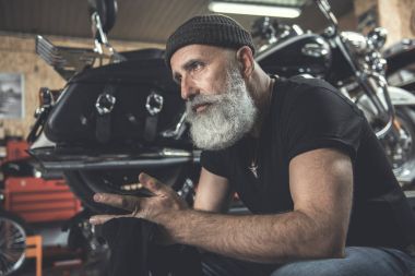 Emin adam garajında yaş