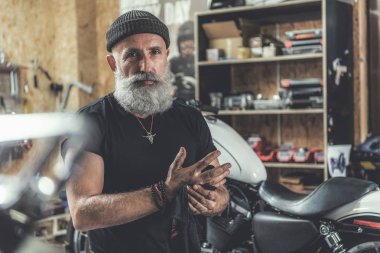 İhtiyar garajında güvence verdi