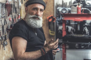 Rahat yaşlı adam El Temizleme