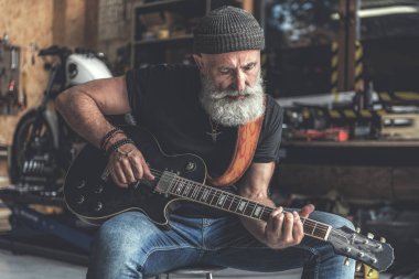 Yaşlı adam aleti elinde konsantre