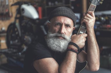 Emin enstrüman tutmak adam Olgun