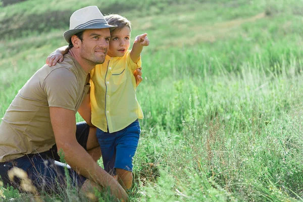 Pai feliz passar tempo com seu filho no prado — Fotografia de Stock