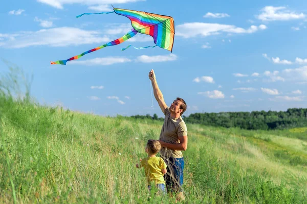 Дружелюбная семья веселится на meadow — стоковое фото