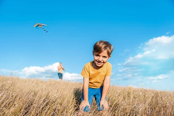 Neşeli çocuk babası ile çalma süresi zevk