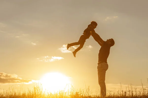 Zorgeloos familie plezier op grasveld — Stockfoto