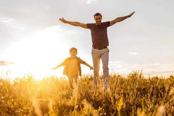 Joyful pai e filho se divertindo na natureza — Fotografia de Stock