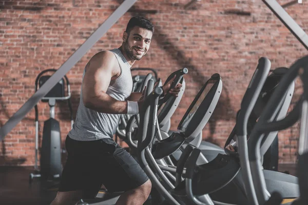 Gelukkig man naar sport — Stockfoto