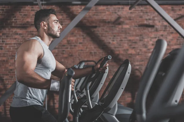 Atlet yang tak bercukur sedang latihan di gym. — Stok Foto