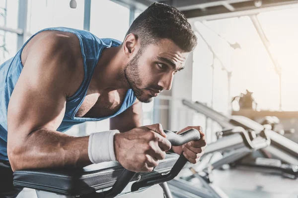 Ruhige Männchen trainieren im Fitnessstudio — Stockfoto