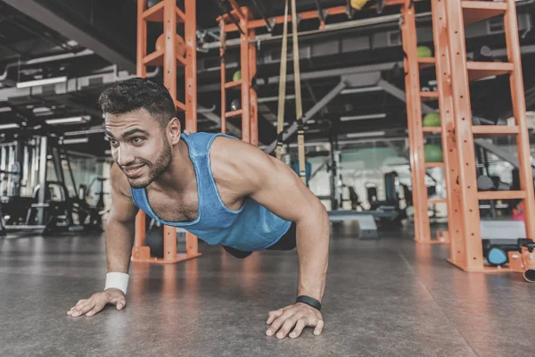 Sakallı atlet spor salonunda egzersiz çekici gülen