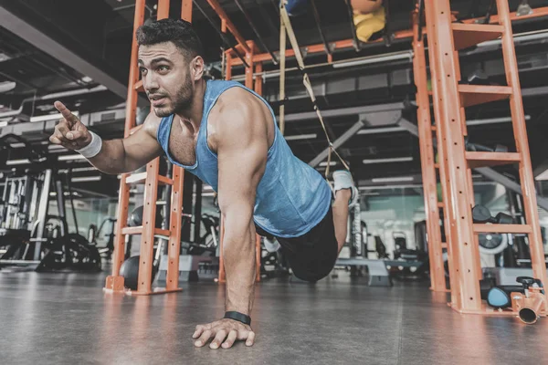 Düzenli atlet spor salonunda egzersiz alarak — Stok fotoğraf